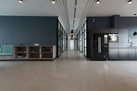 Minimal commercial circulation corridor